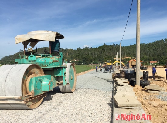 Khu tái định cư phục vụ cho giải phóng mặt bằng đường N5, D4 để vận chuyển xi măng xuống Nghi Thiết cũng đã được thi công