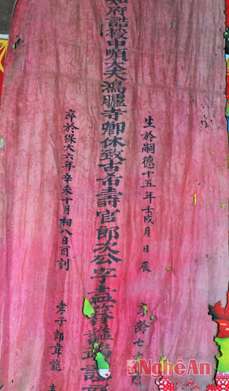 Bài vị của một tiền nhân trong dòng họ Lang Vi được viết trên vải đỏ