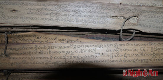 Ngoài những văn bản chữ Hán dòng họ Lang Vi còn lưu giữ được một quyển sách chữ cổ Săng - crit. 