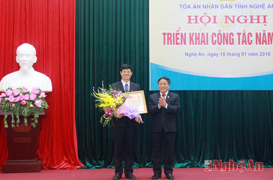 Đồng chí Nguyễn Văn Thuân, Phó Chánh tòa án Tối cao trao kỷ niệm chương cho đồng chí Lê Xuân Đại.