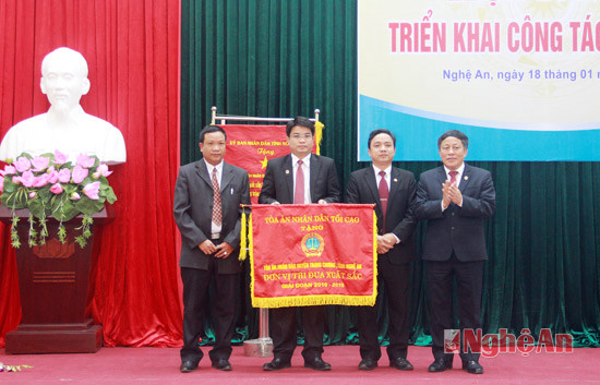 Đồng chí Nguyễn Văn Thuân, Phó Chánh tòa án Tối cao trao kỷ niệm cờ thi đua cho TAND huyện Thanh Chương.