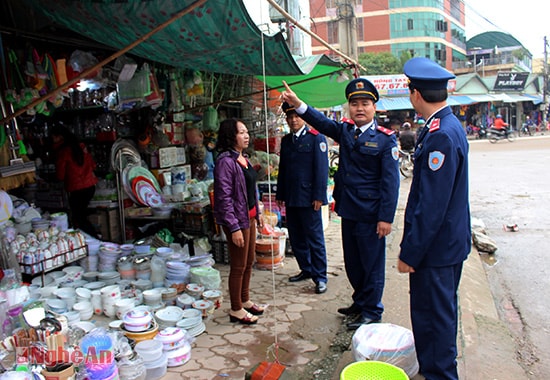 Đoàn kiểm tra thực hiện việc giải tỏa vỉa hè, hành lang ATGT tại thị trấn Đô Lương