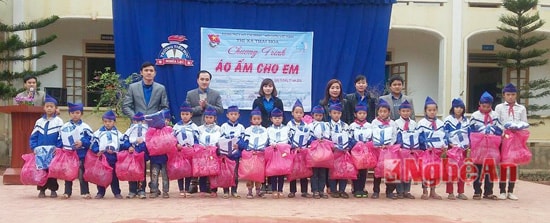 Thị đoàn Thái Hòa đã tặng 106 suất quà (mỗi suất gồm 1 đến 2 bộ áo ấm) cho các em học sinh có hoàn cảnh đặc biệt khó khăn của 2 trường tiểu học và Trung học cơ sở Nghĩa Lạc. 