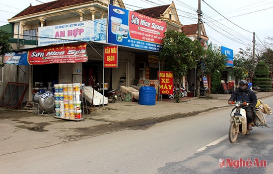 Việc ra quân giải tỏa vỉa hè, hành lang chưa được triển khai đồng loạt trên toàn địa bàn huyện Hưng Nguyên nên vẫn còn nhiều hộ kinh doanh dọc Quốc lộ 46 bày bán hàng hóa lấn chiếm lề đường