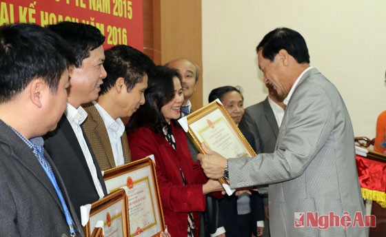 Đồng chí Lê Minh Thông trao tặng Bằng khen cho các tập thể hoàn thành xuất sắc nhiệm vụ trong năm 2015