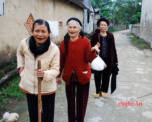 Từ đầu làng bánh Lam Trung đã rộn rịp bước chân các bà, các mẹ đi mua bánh, tiếng cười nói vui vẻ. Bà Võ Thị Xường (85 tuổi) ở làng nghề Lam Trung, xã Hưng Lam vui vẻ cho hay: Có các lò bánh trong làng nên mọi gia đình  luôn được thưởng thức bánh nóng hổi.