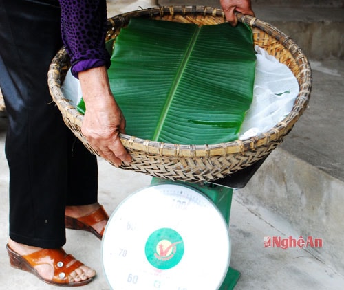 Ở làng nghề Lam Trung chủ yếu cung cấp bánh cho thị trường Vinh, Nam Đàn và các xã lân cận. Người ở làng thường cân bánh trước khi giao hàng. Chị  Nguyễn Thị Xường cho biết: Khi bánh chín, chị thường chia bánh theo số lượng đơn đặt hàng, khách đến chỉ việc bê lên xe. Được biết, bình quân mỗi năm làng nghề tiêu thụ trên 35 tấn gạo làm bánh mướt. Thu nhập bình quân mỗi ngày trên dưới 100 nghìn/ người, tháng Tết thu nhập gấp đôi. Tỷ lệ họ nghèo ở làng nghề Lam Trung chỉ còn 5%, chủ yếu là người già cả, neo đơn.