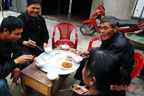 Người dân trong làng, trong xã thường đến thưởng thức bánh mướt tận nhà.