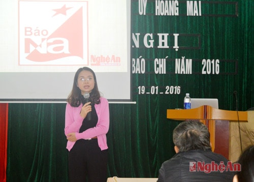 Đại diện Báo Nghệ An hướng dẫn các kỹ năng làm báo điện tử. 