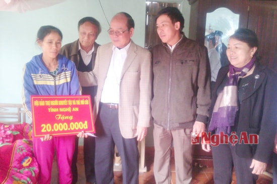 Hội Bảo trợ NKT và TMC tỉnh trao tiền hỗ trợ 