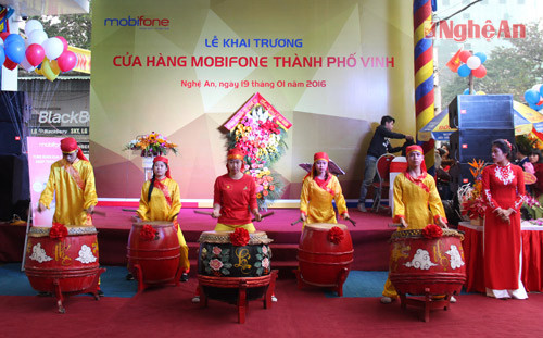 Màn trống chào mừng lêc khai trương.