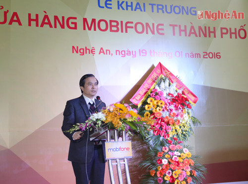 Đồng chí Lê Ngọc Hoa - Phó Chủ tịch UBND tỉnh chúc mừng Công ty Mobifone khai trương cửa hàng mới.