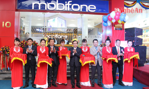 Đại diện Công ty viễn thông Mobifone và lãnh đạo tỉnh, các sở ngành cắt băng khai trương cửa hàng.