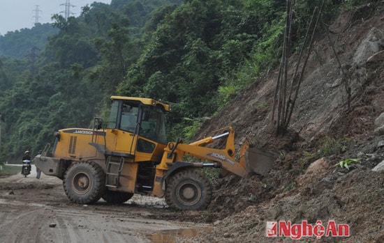 Khắc phục sạt lở ở Quốc lộ 7A đoạn nối Cuong Cuông và Tương Dương