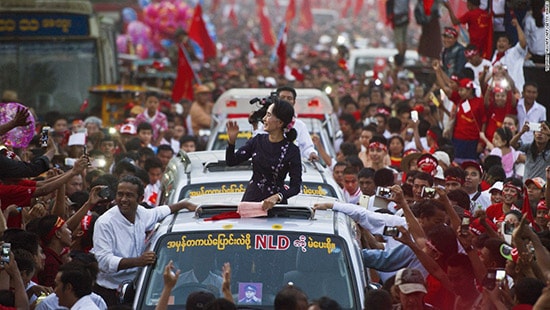 Liên đoàn Quốc gia vì Dân chủ (NLD) của bà Aung San Suu Kyi đã giành chiến thắng lịch sử với đa số ghế trong Quốc hội Myanmar hôm 8/11/2015, kết thúc nhiều thập niên quân đội nắm quyền tại quốc gia này. Các cuộc bầu cử lần đầu tiên được tổ chức tự do tại Myanmar trong 25 năm qua. Dù đảng NLD giành chiến thắng, nữ chủ nhân của giải Nobel không thể trở thành tổng thống theo Hiến pháp được soạn thảo dưới thời chính quyền quân sự.