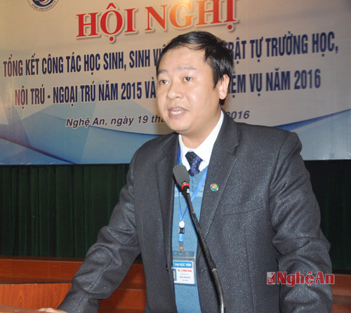 Đồng chí Lê Minh Giang- Phó bí thư đoàn trường Đại học Vinh tham luận về các giải pháp xây dựng nếp sống văn hóa học đường