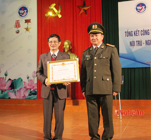 Thừa ủy quyền, Đại tá Phan Tuấn Phượng, Trưởng phòng PA 83 ( Công an tỉnh Nghệ An) trao cờ thi đua và bằng khen trong phong trào toàn dân bảo vệ an ninh tổ quốc của Bộ Công an cho Trường Đại học Vinh