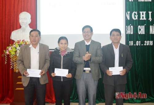 Ban tổ chức lớp tập huấn trao thưởng cho các tổ có tác phẩm xuất sắc trong phần thực hành.