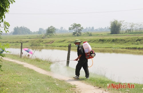 Phun hóa chất khử trùng tiêu độc quanh khu vực xảy ra dịch tai xanh tại xã Hưng Mỹ, Hưng Nguyên