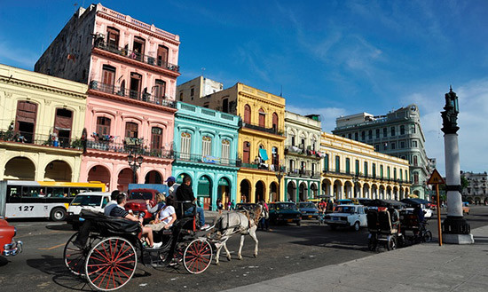 Những tòa nhà rực rỡ màu sắc tại Quảng trường Capitol trong thành phố cổ kính La Habana, Cuba.
