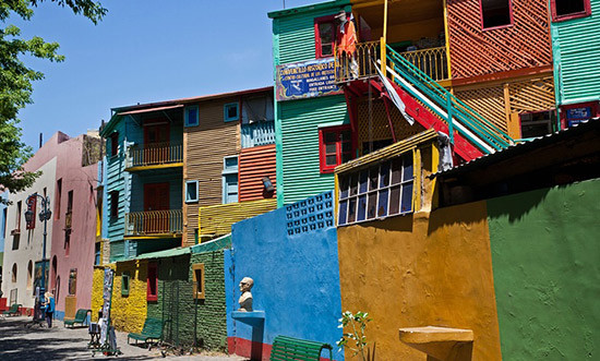 Khu La Boca nổi tiếng nhờ những ngôi nhà được sơn nhiều màu khác nhau dọc con đường Caminito, Buenos Aires, Argentina.