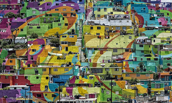 Khu Las Palmitas nằm trên đỉnh đồi ở thành phố Pachuca, Mexico được khoác lên mình màu áo mới khi sáng kiến hợp tác giữa chính phủ và một nhóm nghệ sỹ graffiti dùng các màu sơn để tô điểm các con phố.