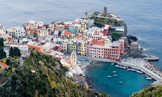 Nghiêng về dáng dấp của thị trấn nhỏ xinh hơn là thành thị, Vernazza - cùng các trung tâm khác của Cinque Terre, Italy - từ lâu đã trở nên trứ danh nhờ những mảng màu sặc sỡ của các căn nhà.