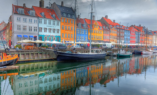 Khu nhà ven sông Nyhavn ở thành phố Copenhagen, Đan Mạch nằm san sát nhau và đan xen những ngôi nhà có kiến trúc tương đồng, nổi bật với màu sơn tươi sáng và được xây dựng từ thế kỷ 17-18.