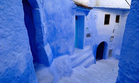 Cũng như Jodhpur, thành phố Chefchaouen ở Maroc cũng được lấp đầy bằng những con phố và nhà cửa màu xanh, xuất phát từ sự tin tưởng vào ý nghĩa tâm linh của màu sắc này.