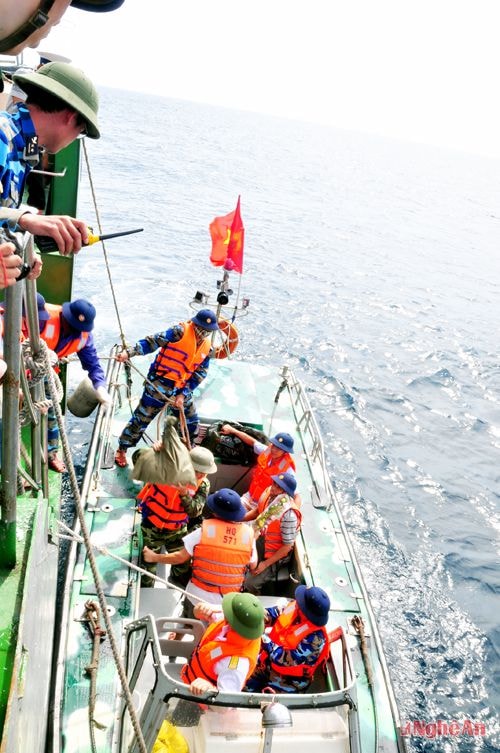 Điều hướng cho xuồng chuyên dụng vào đảo Trường Sa Đông.