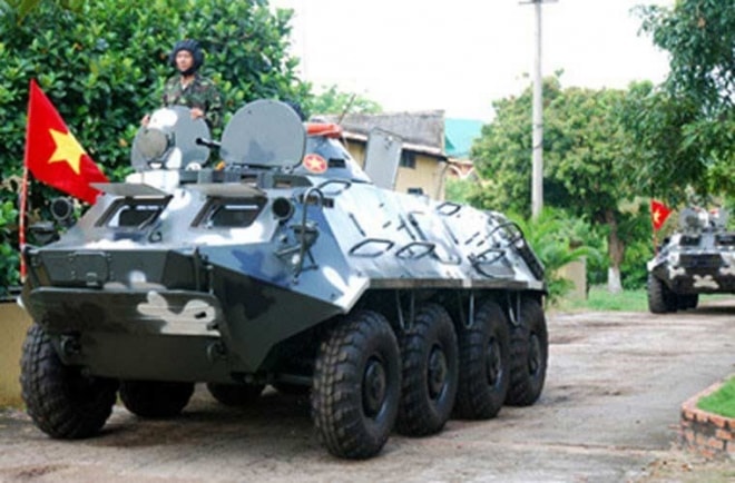 BTR-60PB nặng từ 10,2-10,3 tấn, dài 7,22m, rộng 2,83m, cao 2,42m, bọc lớp giáp thép mỏng chỉ chống được đạn cỡ 7,62mm (bắn cách 100m hoặc xa hơn) và mảnh đạn pháo. Nhìn chung, nhiệm vụ của BTR-60PB là chở quân trên chiến trường, không phải là chiến đấu trực tiếp, nên khó đòi hỏi cao về hỏa lực, giáp. Xe được trang bị 4 cặp bánh lốp cùng động cơ xăng GAZ-49B cho tốc độ trên đường băng tới 80km/h.