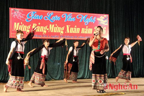 Các tiết mục văn nghệ đặc sắc với những điệu múa đậm đà bản sắc đồng bào dân tộc Thái ở miền Tây xứ Nghệ.