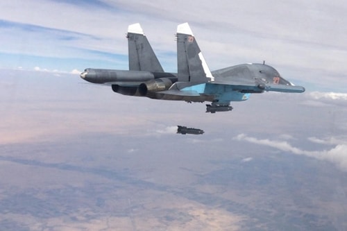 Máy bay Su-34 của Nga không kích ở tỉnh Raqqa, Syria, khu vực Nhà nước Hồi giáo đang kiểm soát. Ảnh: TASS.