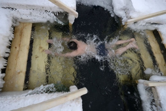 Tại Orlino, cách thành phố Saint-Petersbourg 80km, người dân đang tiến hành nghi lễ tắm băng. Ảnh: AFP.