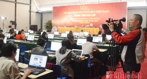 Đồng nghiệp Mai Thanh NTV tác nghiệp tại Trung tâm báo chí