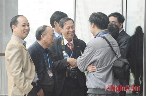 Phút thư giãn của các đồng nghiệp trao đổi nghiệp vụ