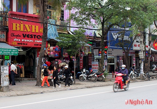 Tuyến đường Nguyễn Văn Cừ, TP Vinh vẫn còn nhiều điểm lấn chiếm hành lang ATGT khó xử lý dứt điểm