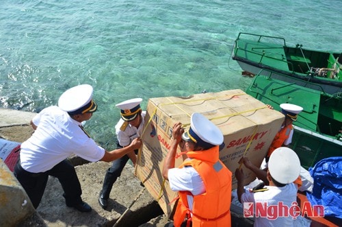 Cán bộ, chiến sỹ đảo Đá Thị nhận quà tết từ đất liền - Ảnh: Thành Chung