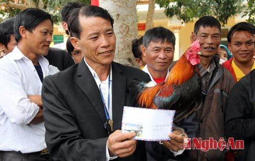Dù thắng hay thua, chủ của những chú gà tham gia “thể hiện” đều được nhận phần thưởng từ ban tổ chức.
