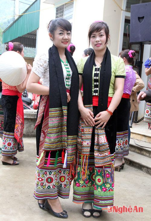 Những cô gái Thái khoe sắc với bộ váy  cùng chiếc khăn Piêu truyền thống.