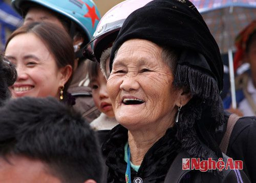 Một cụ bà đồng bào Mông Tri Lễ hết sức thích thú khi được theo dõi các trò chơi dân gian.