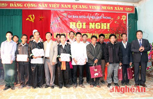 Có 681 suất quà của MTTQ huyện Quế Phong, 20 suất quà của cán bộ UBND huyện Quế Phong đóng góp, cùng 5 triệu đồng của Hội Doanh nghiệp vừa và nhỏ trên địa bàn huyện Quế Phong cũng đã kịp thời đến với bà con đồng bào dân tộc xã Tri Lễ trong dịp này.