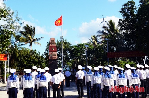 2.Ăn tết sớm đã tái hiện lại toàn cảnh sinh hoạt đón năm mới của quân và dân xã đảo. Nghi lễ chào cờ ở đảo Nam Yết trong ngày Mùng một Tết.