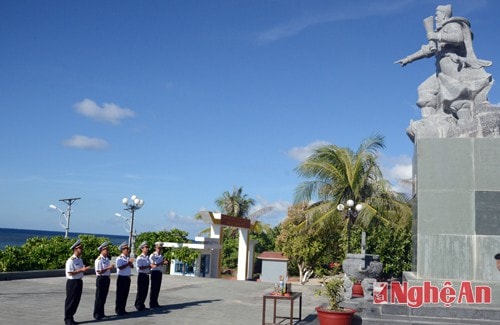 Cán bộ, chiến sĩ đảo dâng hương, hoa ở tượng đài Hưng Đạo Vương Trần Quốc Tuấn.