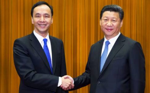 Chủ tịch KMT Chu Lập Luân (trái) trong cuộc gặp với Chủ tịch Trung Quốc Tập Cận Bình hồi tháng 5/2015 tại Bắc Kinh. Ảnh: THX.