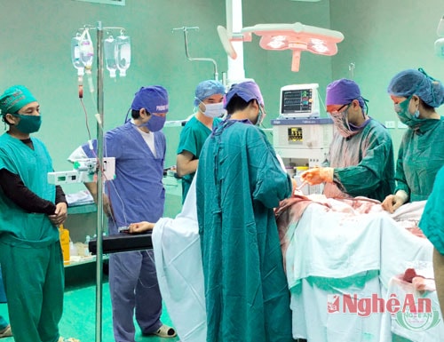 Các y bác sỹ tiến hành phẫu thuật cho bệnh nhân Thuyên.