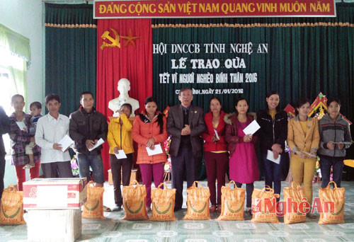 Hội Doanh nghiệp CCB Nghệ An tặng quà Tết tại xã Châu Đình. 