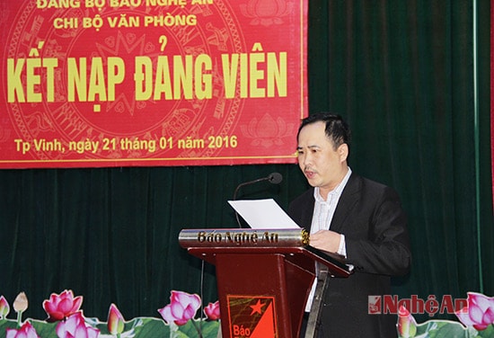 Đồng chí Đậu Văn Thành - Bí thư chi bộ Văn phòng đọc quyết định kết nạp đồng chí Nguyễn Thanh Diệp vào Đảng Cộng sản Việt Nam.