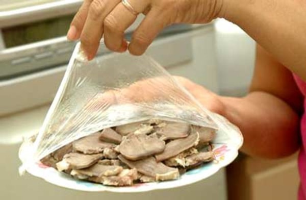 Dùng màng bọc thực phẩm không tốt cho sức khỏe (ảnh minh họa)