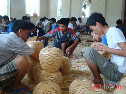 Học viên cai nghiện học nghề mây tre đan tại Trung tâm GD-LĐXH 1 Nghệ An. Ảnh: Trần Đức Thắng
